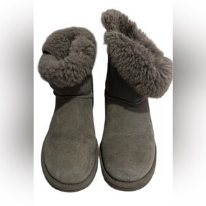 UGG AUSTRALIA SHEARLING SHEEPSKIN LINING
WOMENS Sz 7 GRAY COLOR
